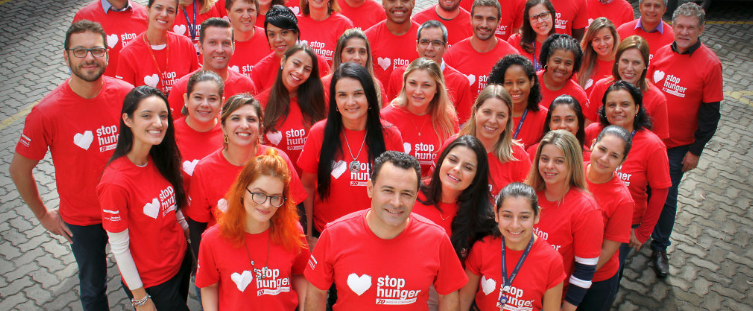 Grupo de colaboradores de Sodexo con camiseta roja de Stop Hunger