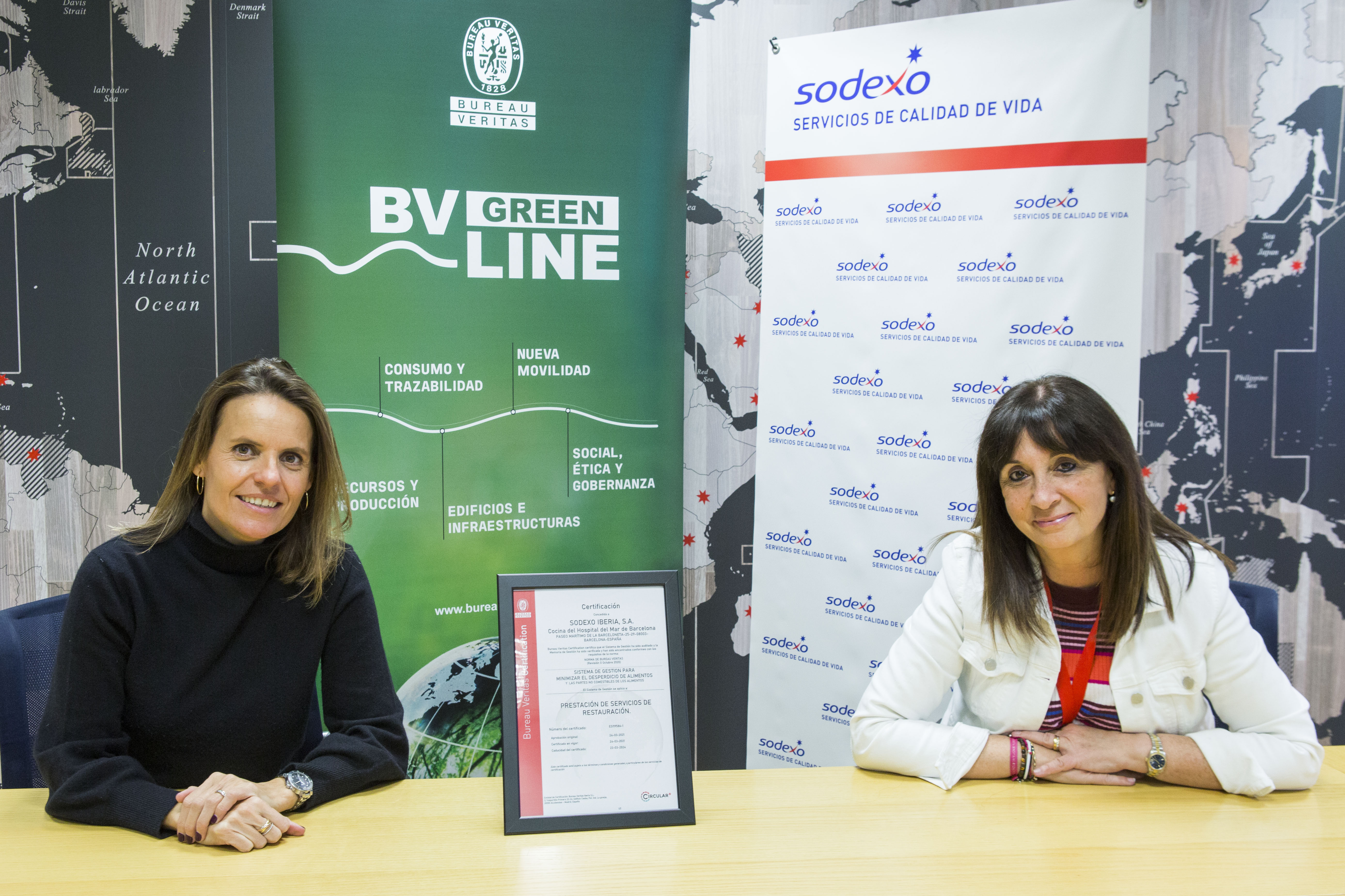 Carina Cabezas, Presidenta de Sodexo Iberia, junto a Teresa Rodon, Directora Comercial de Bureau Veritas España y Portugal, tras recibir el certificado.