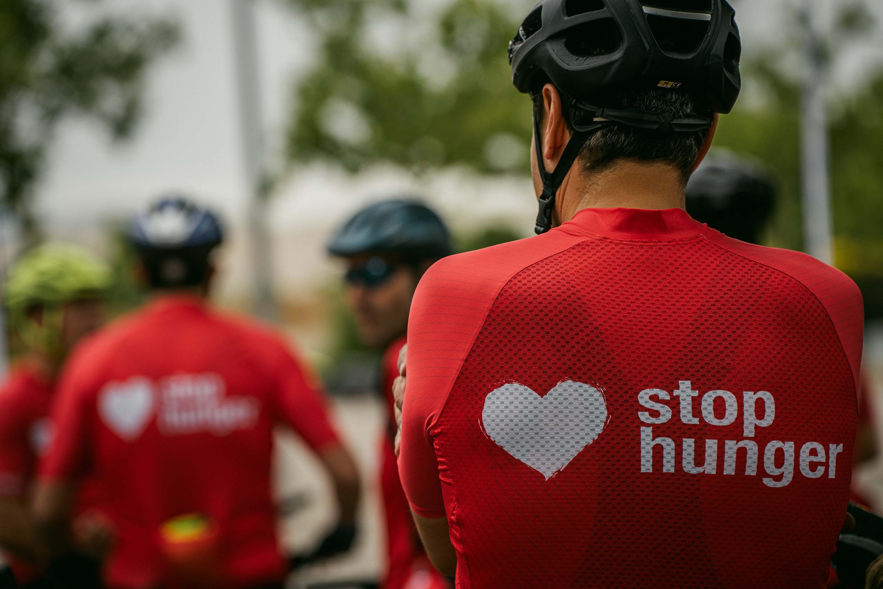 Participante con el logo Stop Hunger