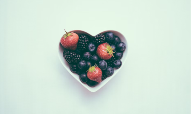 Plato con forma de corazón con frutas