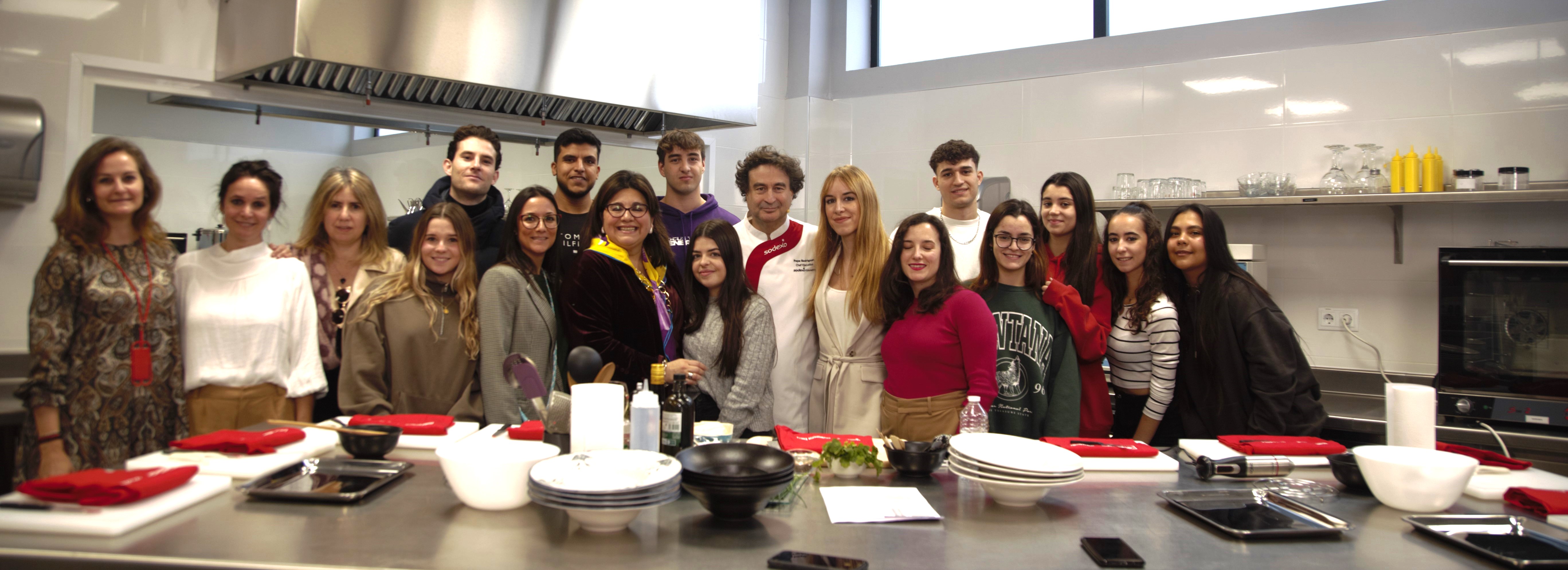 Pepe Rodríguez junto a los estudiantes asistentes a la masterclass, y otros profesores de la Universidad Europea