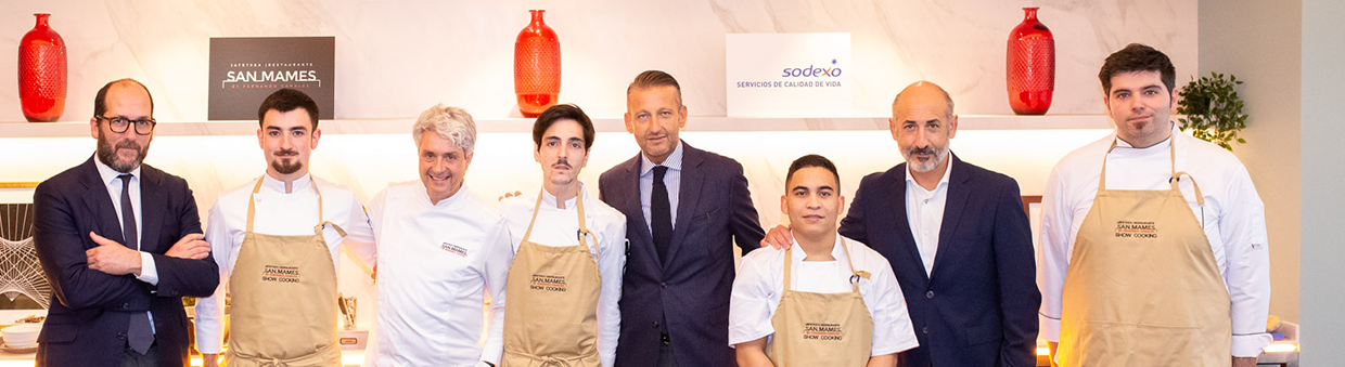 El equipo de cocina de San Mames Jatetxea posa junto a Franck Chanevas, CEO de Sodexo Sports & Leisure, y Aitor Elizegi, Presidente del Athletic Club.